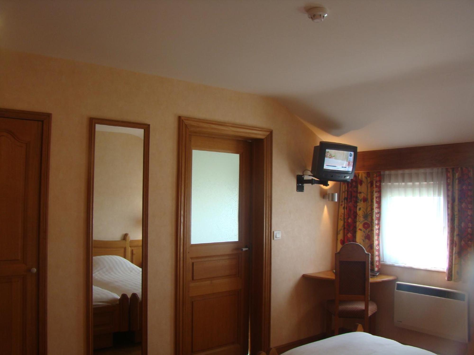Hotel Restaurant N 4 Martelange エクステリア 写真
